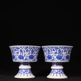A BLUE AND WHITE 'INTERLOCKING LOTUS AND SANSKRIT' STEM CUP