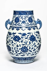 A BLUE-AND-WHITE 'INTERLOCKING LOTUS' VASE