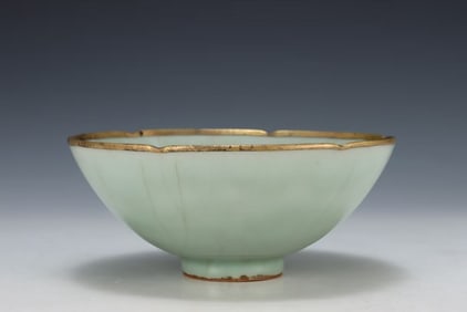 A LONGQUAN CELADON-GLAZED CHRYSANTHEMUM SHAPED BOWL