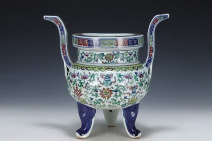 A DOUCAI 'INTERLOCKING FLOWERS' TRIPOD CENSER
