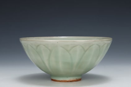 A LONGQUAN CELADON-GLAZED 'LOTUS PETAL' BOWL