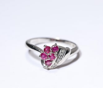 A WHITE GOLD RUBY RING