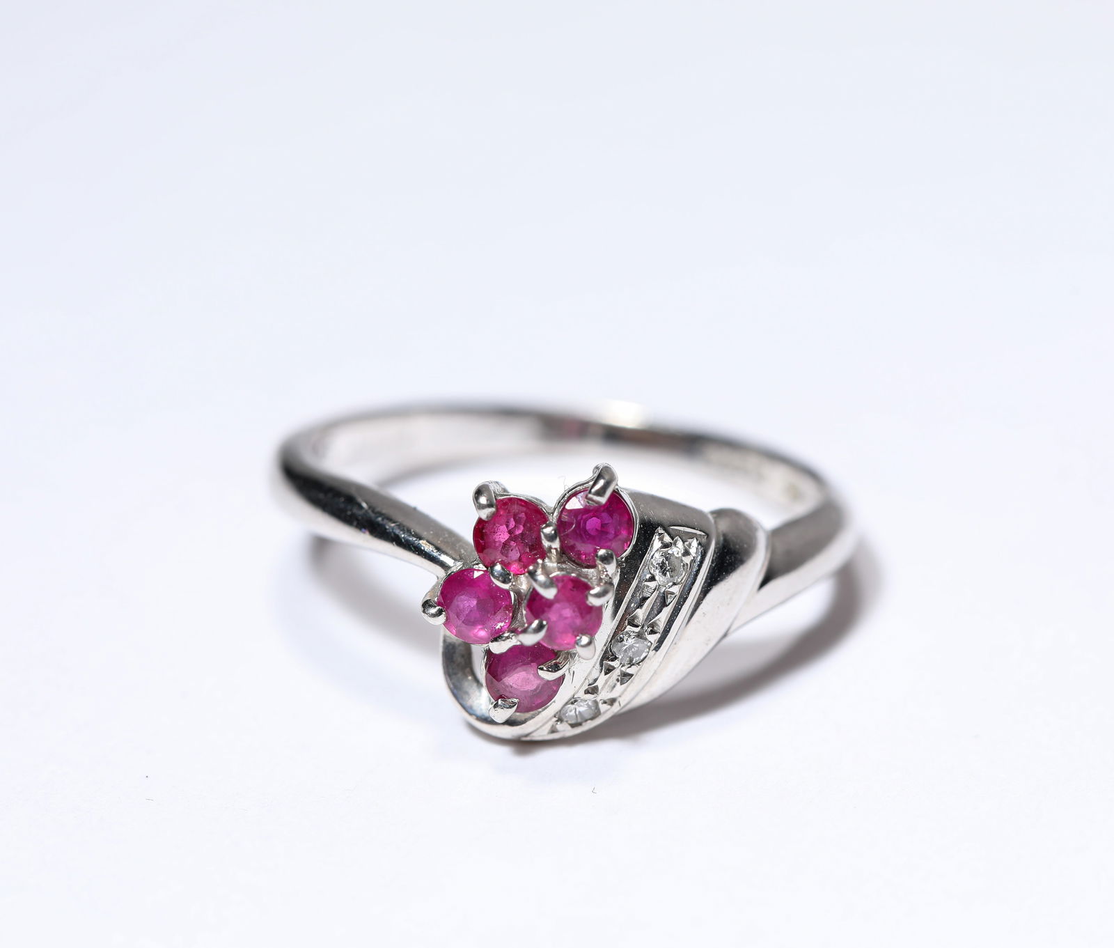 A WHITE GOLD RUBY RING