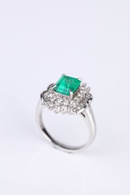 A PLATINUM EMERALD AND DIAMOND RING