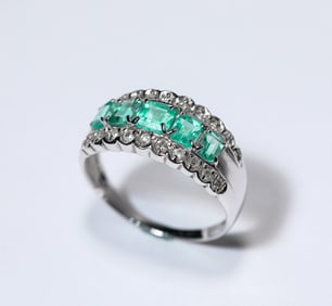 A WHITE GOLD EMERALD RING
