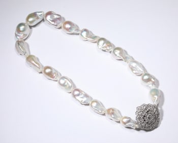 A BAROQUE PEARL NECKLACE