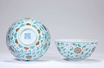 A PAIR OF DOUCAI 'FLORAL' BOWLS