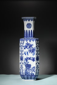 A BLUE AND WHITE 'FLOWER-BIRD-AND-DRAGON'VASE