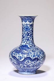 A BLUE AND WHITE 'DRAGON AND INTERLOCKING LOTUS' VASE