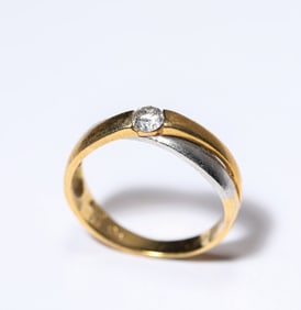 A DIAMOND K-GOLD RING