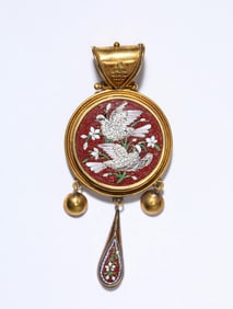 A K-GOLD 'FLOWER-AND-BIRD' PENDANT