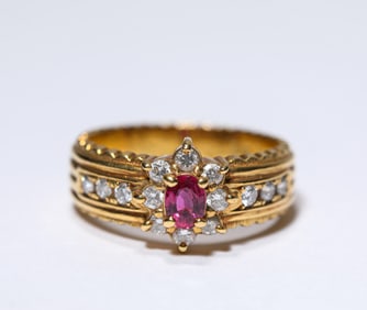 A RUBY K-GOLD RING