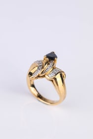 AN 18K GOLD NATURAL SAPPHIRE AND DIAMOND RING