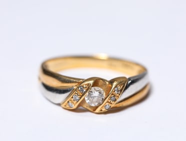 A DIAMOND K-GOLD RING