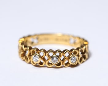 A DIAMOND K-GOLD RING