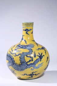 A YELLOW-GROUND BLUE AND WHITE 'DRAGON' GLOBULAR VASE