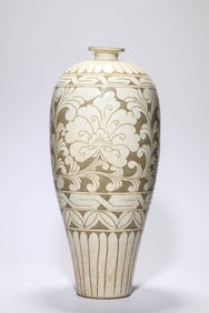 A CIZHOU-TYPE 'CARVED FLORAL' MEIPING