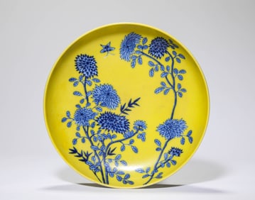 A YELLOW-GROUND BLUE AND WHITE 'BUTTERFLY-AND-FLOWER' DISH