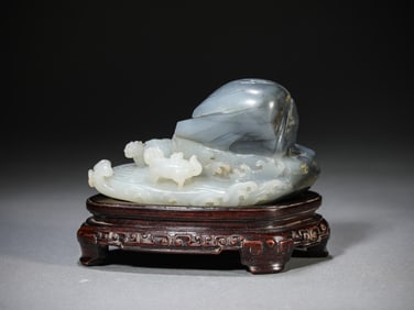 A BLACK AND WHITE JADE MOUNTAIN CARVING