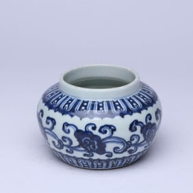 A BLUE AND WHITE 'INTERLOCKING FLOWERS' JAR