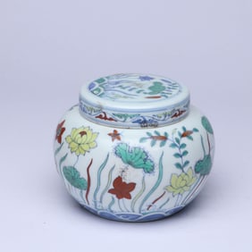 A WUCAI 'LOTUS POND' COVERED JAR