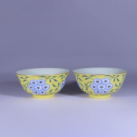 A PAIR OF YELLOW-GROUND FAMILLE ROSE 'INTERLOCKING FLOWERS' BOWLS