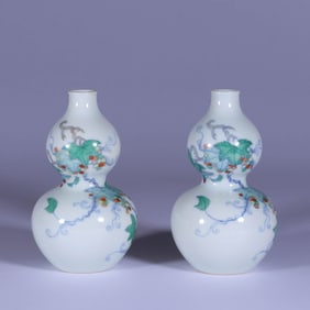 A PAIR OF DOUCAI 'GRAPEVINES' GOURD-SHAPED VASES