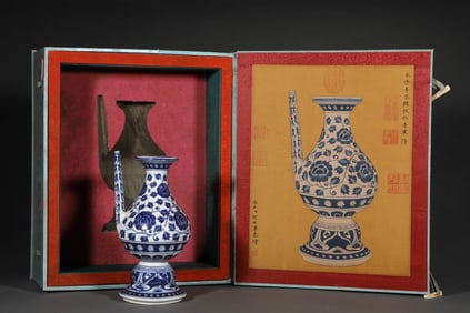 A BLUE AND WHITE 'INTERLOCKING FLOWERS' KENDI