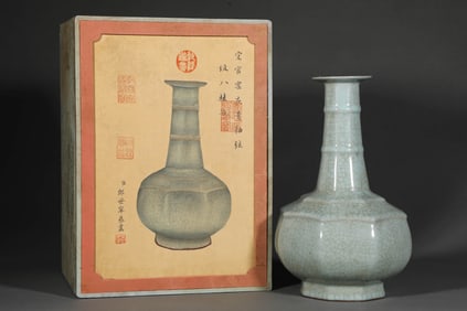 AN OFFICIAL 'EIGHT-RIBBED' VASE