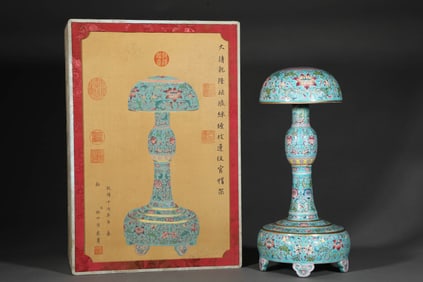 A FAMILLE ROSE 'INTERLOCKING FLOWERS' HAT STAND