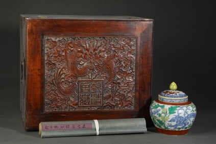 A WUCAI 'DRAGON AMONG FLOWERS' COVERED JAR