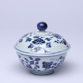 A BLUE AND WHITE 'FLOWER AND FRUIT' COVERED BOWL