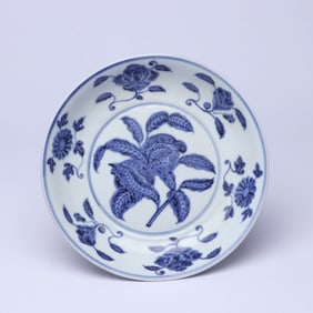 A BLUE AND WHITE 'FLOWER' DISH
