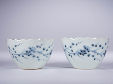 A PAIR OF BLUE AND WHITE 'FLORAL' CUPS