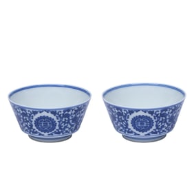 A PAIR OF BLUE AND WHITE 'INTERLOCKING FLOWERS AND SHOU' CUPS