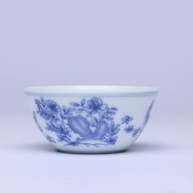 A BLUE AND WHITE 'CHICKEN' STEM CUP