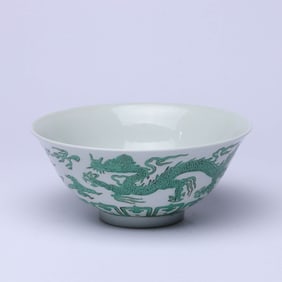 A GREEN 'CLOUD AND DRAGON' BOWL