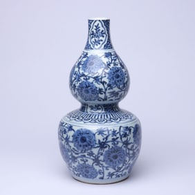 A BLUE AND WHITE 'INTERLOCKING FLOWERS' GOURD-SHAPED VASE