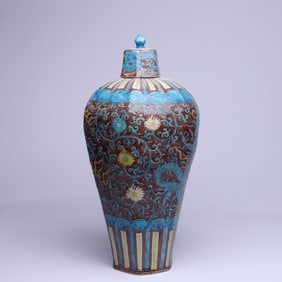 A WUCAI 'CLOUD AND DRAGON' OCTAGONAL VASE