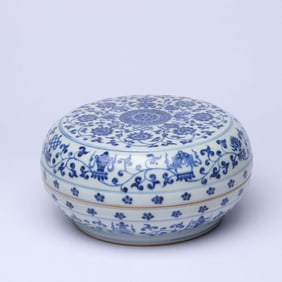 A BLUE AND WHITE 'INTERLOCKING FLOWERS AND EIGHT BUDDHIST EMBLEMS' COVERED BOX