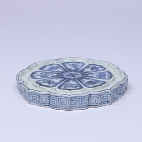 A BLUE AND WHITE 'AUSPICIOUS OBJECTS' LOTUS-PETAL BRUSH REST