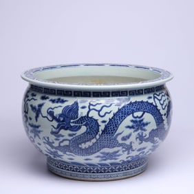 A BLUE AND WHITE 'CLOUD AND DRAGON' LARGE JAR