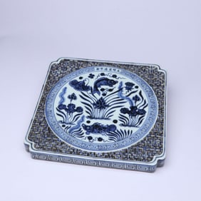 A BLUE AND WHITE 'FISH AND WATER WEEDS' SQUARE TEA TRAY
