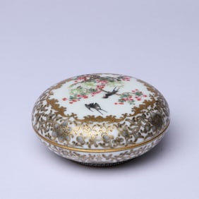 A FAMILLE ROSE 'FLOWERS AND BIRDS' COVERED BOX