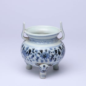 A BLUE AND WHITE 'INTERLOCKING FLOWERS' TRIPOD CENSER