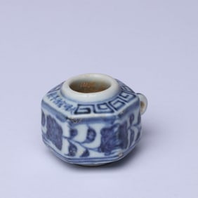 A BLUE AND WHITE 'FLORAL' BIRD FEEDER