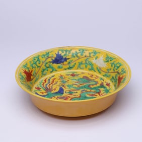 A YELLOW-GROUND WUCAI 'DRAGON AND PHOENIX' DISH