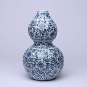 A BLUE AND WHITE 'INTERLOCKING FLOWERS' GOURD-SHAPED VASE