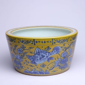 A YELLOW-GROUND BLUE AND WHITE 'FISH AND WATER WEEDS' LARGE JAR