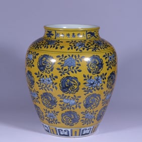 A YELLOW-GROUND BLUE AND WHITE 'FLOWER AND FRUIT AND DRAGON' LARGE JAR